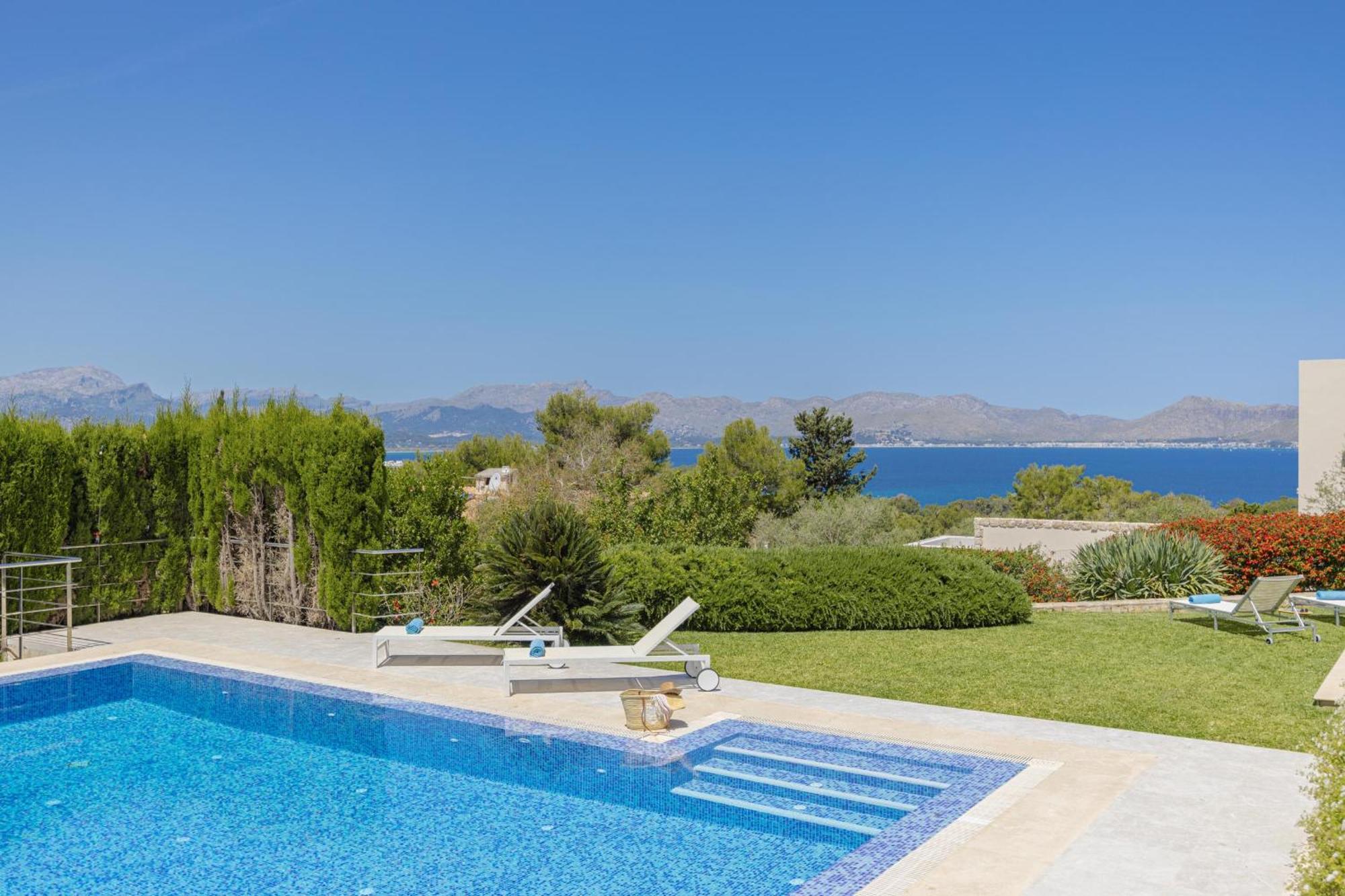 Villa Garau / Heura 8 *